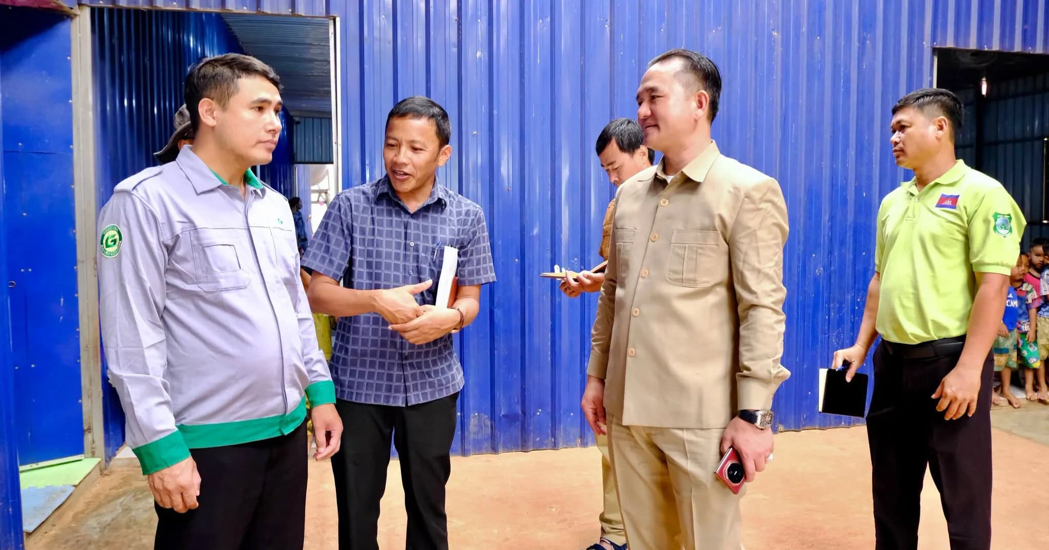 ឯកឧត្តម សាម សុជាង អភិបាលរង ខេត្តរតនគិរី នៅថ្ងៃទី១៧ ខែកក្កដា ឆ្នាំ២០២៦ បានដឹកនាំមន្រ្តីជំនាញ ការចុះត្រួត ពិនិត្យការបញ្ចេញកាកសំណល់រឹង ឬបង្ហូរសំណល់រាវ នៅក្រុមហ៊ុន ដូនពេញអាហ្រ្គីកូ និងក្រុមហ៊ុនថ្មអារ CHHC ស្ថិតនៅស្រុកលំផាត់ ខេត្តរតនគីរី។