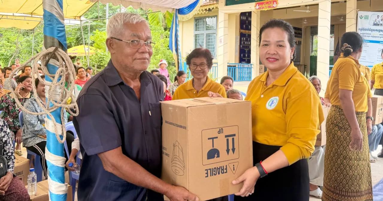 ប្រជាពលរដ្ឋជាង ៣០០គ្រួសារ នៅក្រុងកំពង់ឆ្នាំង ទទួលបានធុងចម្រោះទឹកស្អាតដោយឥតគិតថ្លៃ