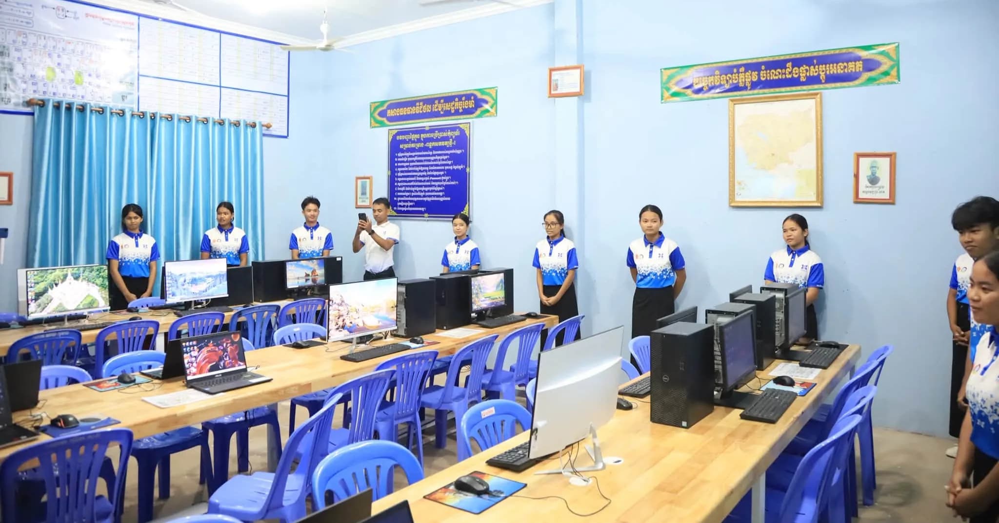 សិស្សមួយក្រុមនៅវិទ្យាល័យ ហ៊ុន សែន ស្ទឹងត្រែង កៀរគរថវិកាបាន ៣០លានរៀល ដើម្បីកែលម្អបន្ទប់កុំព្យូទ័របម្រើការសិក្សា