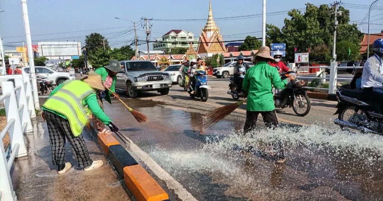 លោក ផាយ ឡេង ក្រុមការងារអនាម័យក្រុងពោធិ៍សាត់ ចុះយុទ្ធនាការសម្អាត និងប្រមូលសំណល់នៅកំណាត់ស្ពានថ្ម តាមបណ្តោយផ្លូវជាតិលេខ៥