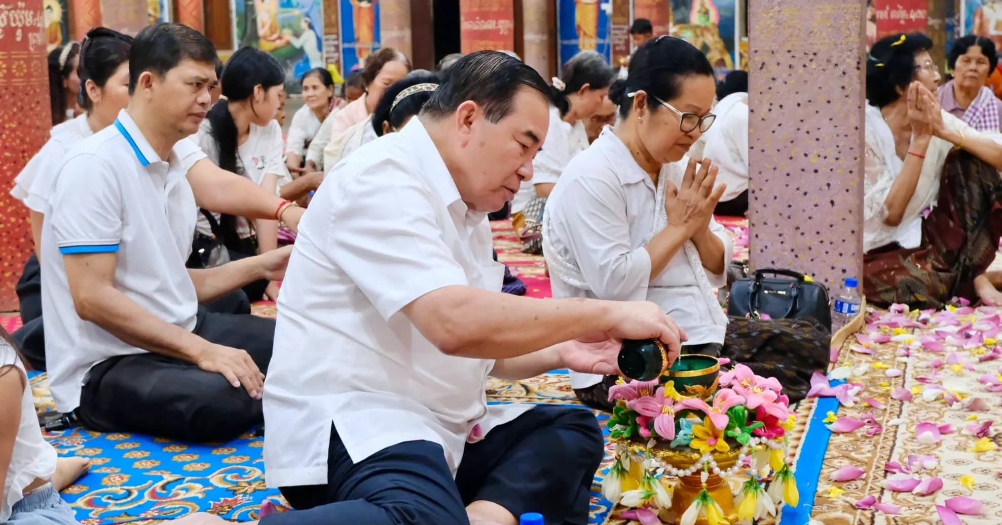 ឯកឧត្តម ណាប់ ប៊ុនហេង ប្រធានក្រុមប្រឹក្សាខេត្ត និងលោកជំទាវញ្ជើញចូលរួមពិធីសូត្រមន្តចម្រើនព្រះបរិត្តវេនកាន់បិណ្ឌទី៨ និងរាប់បាត្រវេរប្រគេនព្រះសង្ឃនៅវត្តឧត្តមរតនារាម (អូរចេង)
