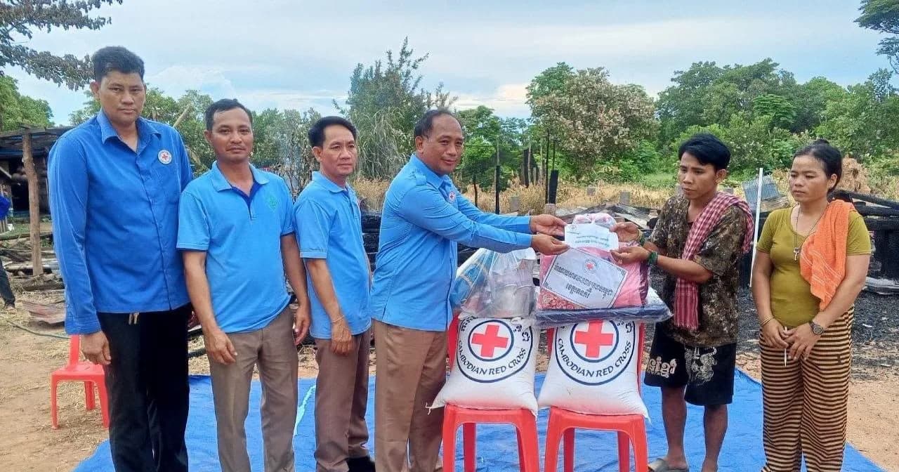 អនុសាខាកាកបាទក្រហមកម្ពុជា ស្រុកវើនសៃ ចុះសួរសុខទុក្ខ និងនាំយកអំណោយមនុស្សធម៌របស់សាខាកាកបាទក្រហមកម្ពុជាខេត្ត ជូនដល់ប្រជាពលរដ្ឋរងគ្រោះដោយអគ្គិភ័យឆេះផ្ទះ ១គ្រួសារនៅឃុំកុកឡាក់
