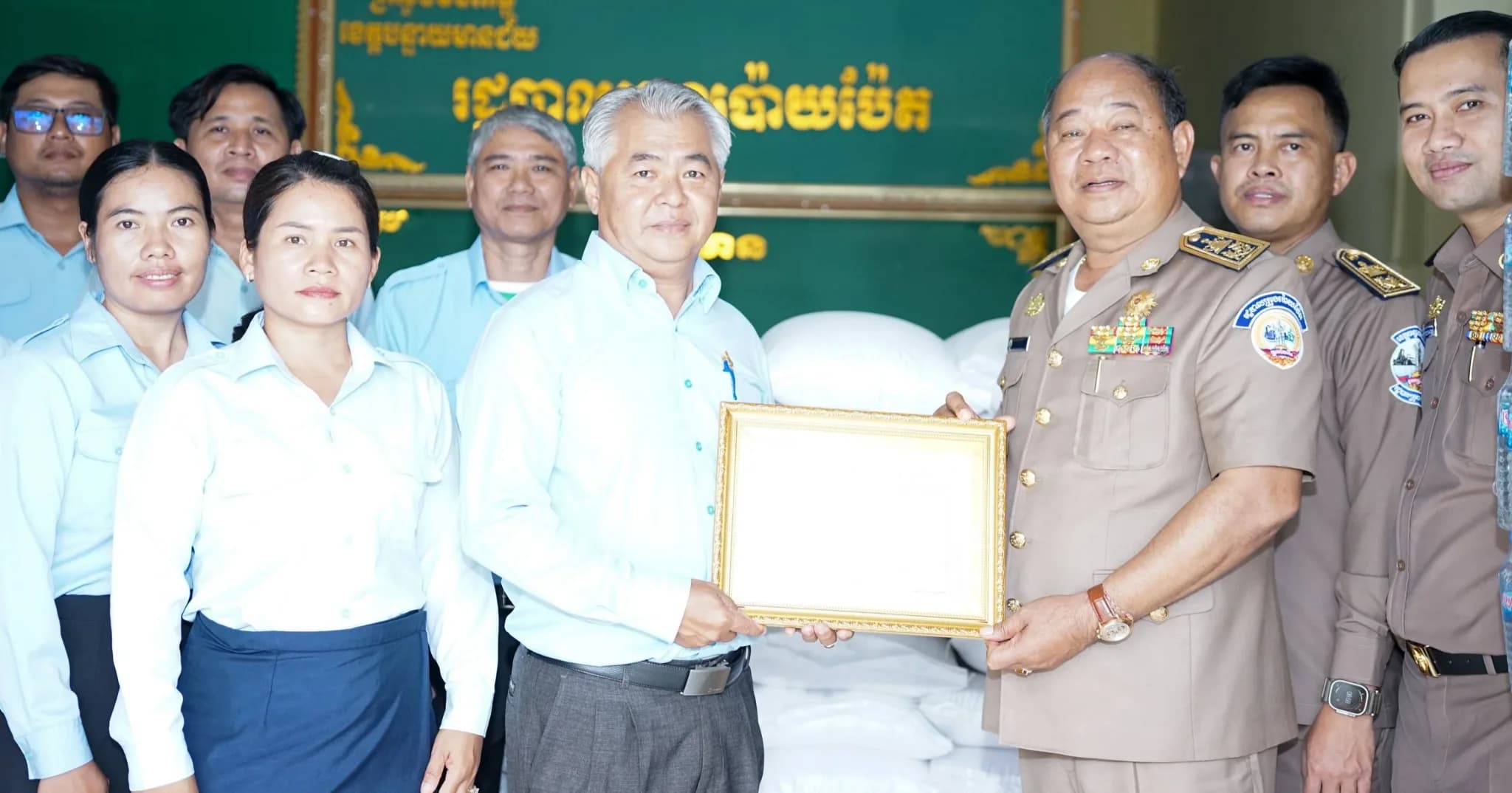 មន្ទីរអធិការកិច្ចខេត្តបន្ទាយមានជ័យ ប្រគល់អង្ករ ៣តោន ជូនរដ្ឋបាលក្រុងប៉ោយប៉ែត ដើម្បីចែកជូនប្រជាពលរដ្ឋរងគ្រោះដោយទឹកជំនន់